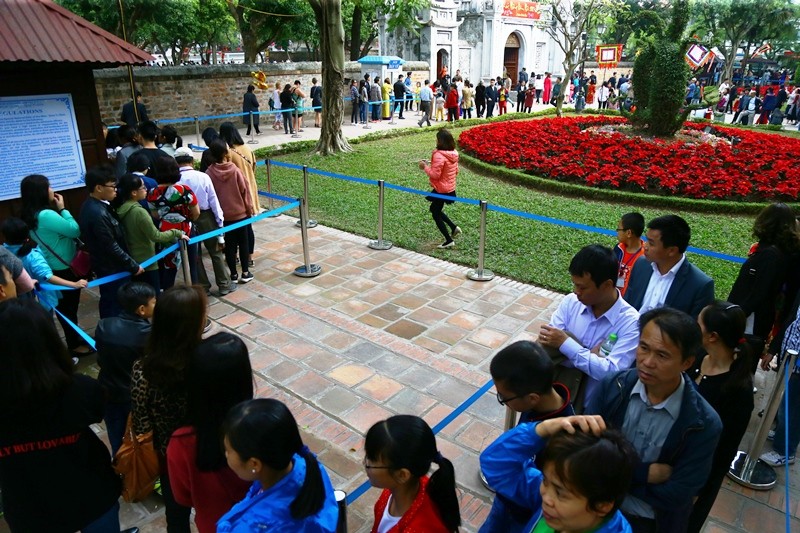 Người dân Thủ đô trẩy hội phố ông đồ xin chữ ngày mùng 1 Tết ảnh 13